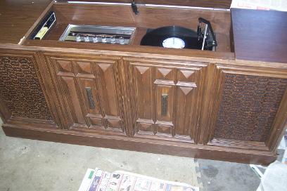 Old Tyme Radio Record Players And Gramophones